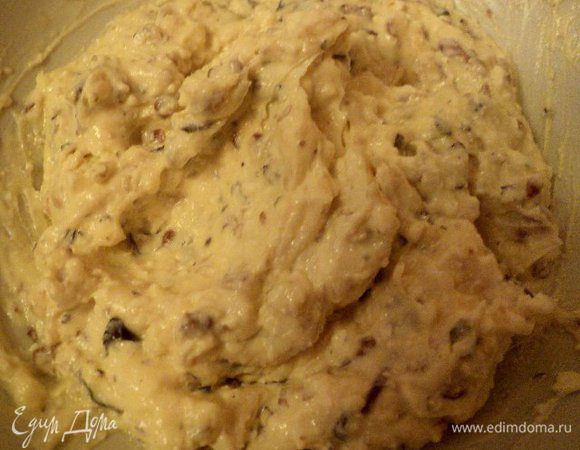 Взбить сливки до устойчивых пиков, добавить к брынзе, перемешать. Добавить размягченное сливочное масло, измельченные орехи и базилик, прованские травы, щепотку сахарной пудры, хорошо перемешать.