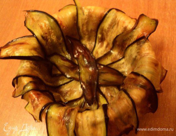 Керамические формочки (Ф-10см) смазать оливковым маслом, дно и стенки выложить пластинками баклажана.