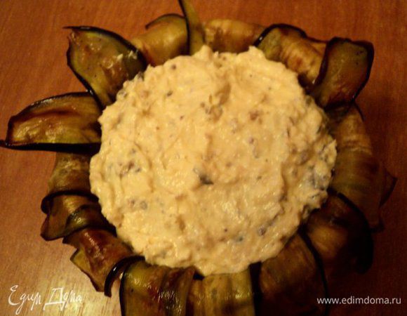 В середину выложить массу из брынзы.