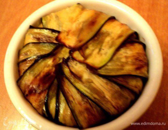 И накрыть свисающими концами пластинок баклажан. Поставить в холодильник на 2 часа для застывания.