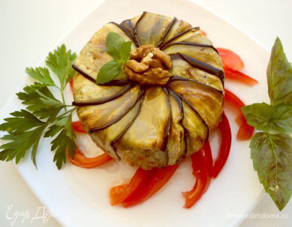 Застывший тиан перевернуть на тарелку с помидорами. Украсить половинкой грецкого ореха и зеленью. 