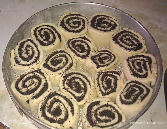 Раскатать тесто в прямоугольный пласт, длиной примерно 50 см. Подготовить начинку, лучше купить готовый мак, начинки лучше побольше. Скатать все аккуратненько в рулет. Рулет разрезать на кусочки, примерно по 4-5 см в ширину (у меня форма 26 см, получается 15 кусочков). Форму смазать маслом и присыпать мукой, выложить на нее наши кусочки срезанной стороной вверх. Между ними можно оставить расстояние, т.к. это дрожжевое тесто - оно расширится. Сверху смазать яйцо.Я выпекаю при темп. 200 градусов, 30 мин. Но вы смотрите по свой духовке. Как подрумянится, так готов. Вместо мака я еще использую творог. Беру 2 пачки творога, туда 1 яйцо, сахар по вкусу и все тоже самое. Готовый пирог с творогом сверху поливаю сиропом :))) мои так любят. Приятного аппетита!!!