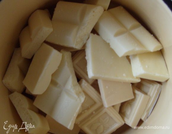 Растопить на водяной бане шоколад.