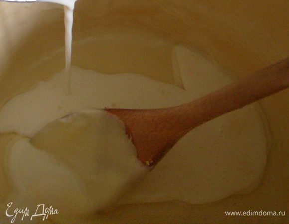 Смешать сливки с шоколадом и охладить до 35 градусов.