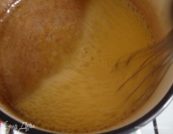 Взбить на водяной бане желтки, мед, ванильный сахар и щепотку соли. 