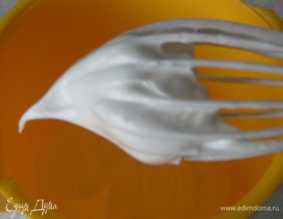 Белки взбить с сахаром до крепких пиков. У каждого свой способ взбивания белков, главное - результат )))