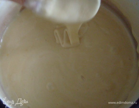 Шоколадную смесь влить во взбитые желтки и перемешать лопаткой. 