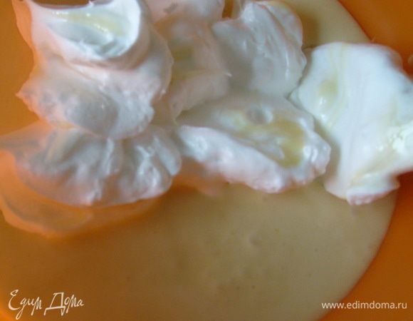 Шоколадную массу (с желтками) соединить со взбитыми белками и хорошенько, но аккуратно перемешать.