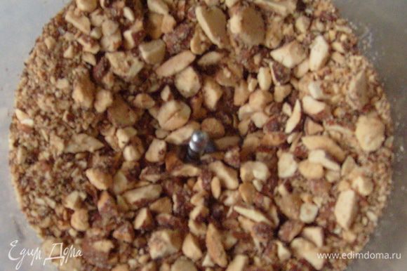 Остывшие орехи слегка подробить в блендере или скалкой.