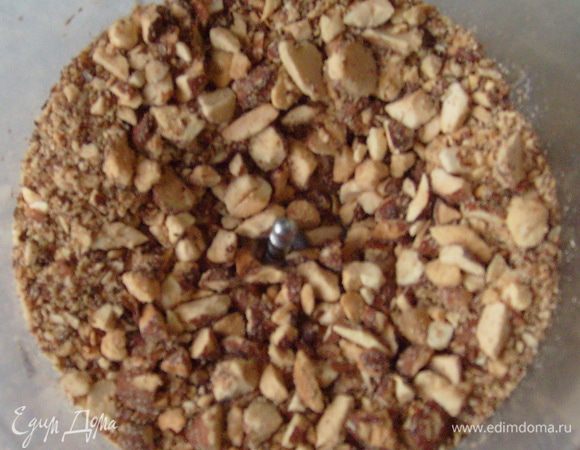 Остывшие орехи слегка подробить в блендере или скалкой.