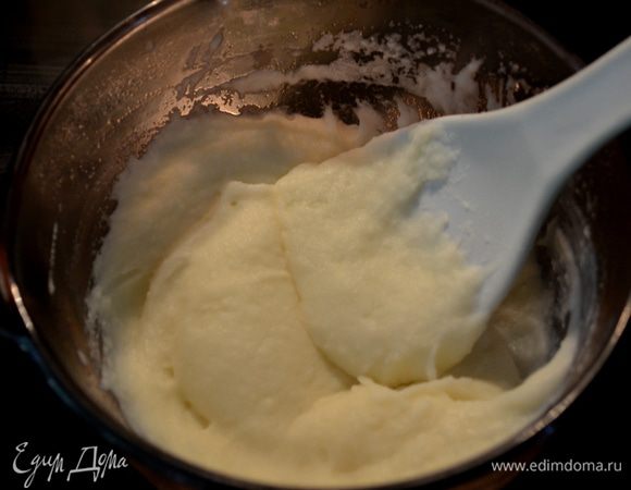 Картофель истолочь и добавить слив. масло,сливки, 1/2 ч.л соль,черный перец и все перемешать.Отставить в сторону.