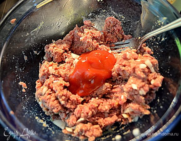 Смешаем в большом блюде фарш с луком, горчицей,яйцом,хлебной крошкой 1/4 стак.кетчупа, 2 ч.л соль и 1/2 ч.л. черн.перец.