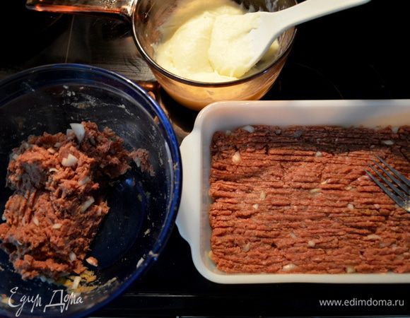 Выложим половину фарша в форму для хлеба и распределим, разровняем вилкой. Можно сделать из фарша и полностью бортики,чтоб картофель уже шел только в центре.