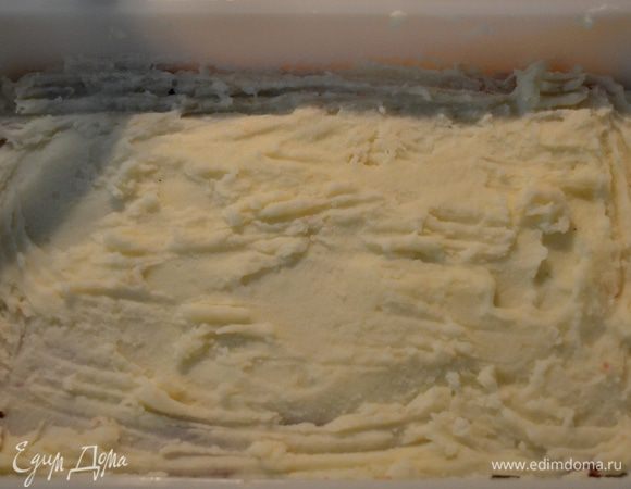 Затем распределяем наш готовый картофель-пюре.Можно его сделать горкой,т.е бока полностью фарш и горкой картофель пюре.