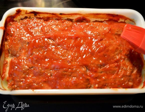 Затем прикрыть второй частью фарша.Поставить в духовку на 30 мин.Достать и промазать кетчупом - 2 ст.л. кетчупа.Поставить обратно на 30 мин. в духовку.