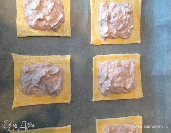 Сделать начинку перемешав творог с яйцом. Можно добавить изюм, если творог без добавления фруктов. Выложить начинку в центр квадрата.