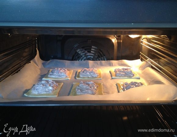 Выпекать в предварительно разогретой до 180 градусов духовке 30 минут. 