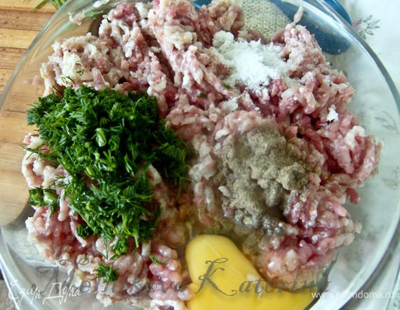 Мясо пропустить через мясорубку с луком и чесноком. Добавить яйцо, мелко нарезанный укроп, соль, перец и тщательно все перемешать. 