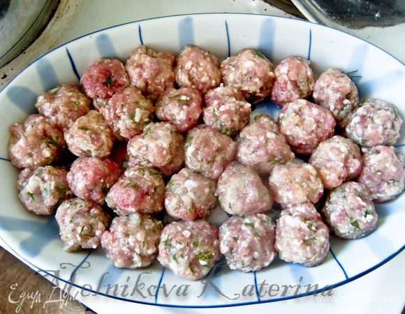 Мокрыми руками сформировать небольшие тефтельки и выложить в форму для запекания смазанную растительным маслом. 