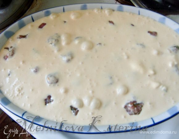 Залить соусом тефтельки. Отправить выпекаться в духовку на 50 минут при 180 градусах. 