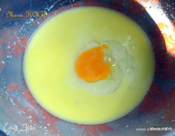 В теплом молоко растопить сливочное масло(50 гр.) и развести в сливочно-молочной смеси дрожжи. Смешать просеянную муку, сахар (70гр.), щепотку соли.
К разведенным дрожжам добавить яйцо и постепенно присыпая мукой, замесить мягкое тесто.