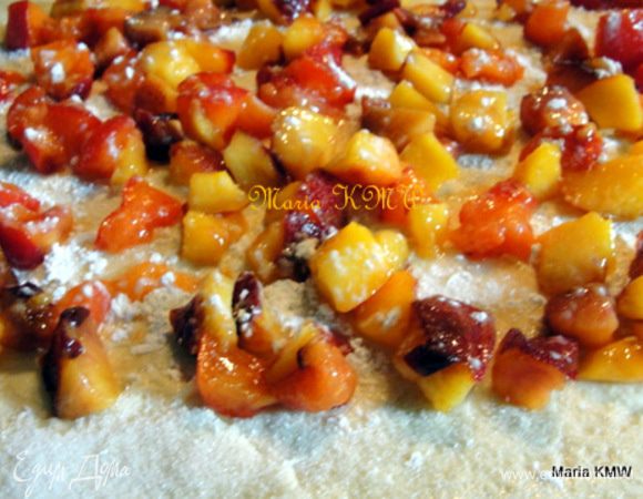 Абрикосы помыть, почистить и порезать на мелкие кусочки. Выложить на тесто.