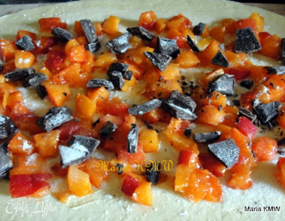 Присыпать сахаром, возможно крахмалом, мелко рубленным шоколадом и завернуть в плотный рулет. Разрезать на равные кусочки.