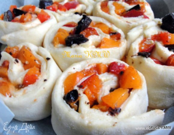 Форму застелить бумагой для выпечки, выложить тесто в форме улиток срезом вверх. Дать тесту 30-40 минут постоять.