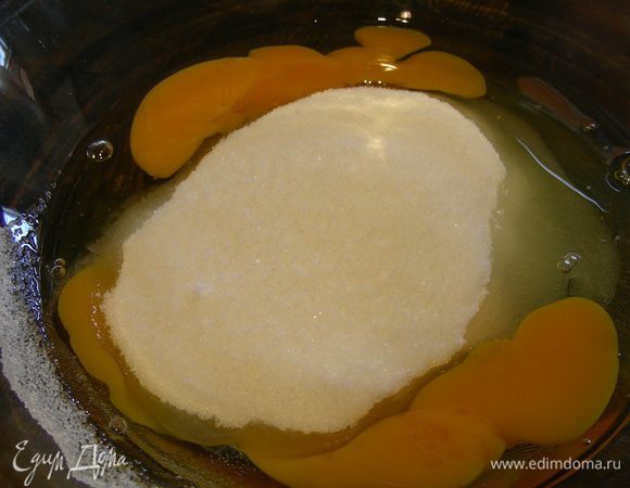 Яйца взбиваем с сахаром и щепоткой соли. 
