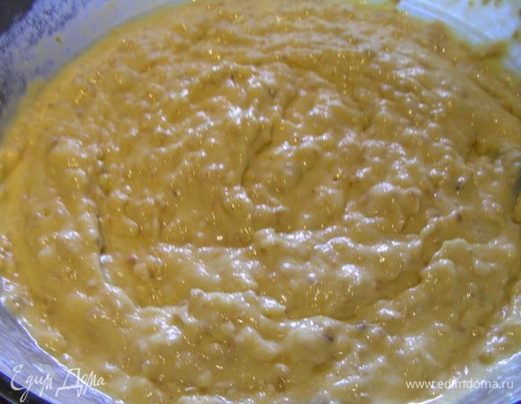 В миске смешиваем муку, овсяные хлопья и разрыхлитель. Добавляем в них жидкую составляющую, все перемешиваем. Тесто получается как густая сметана.
