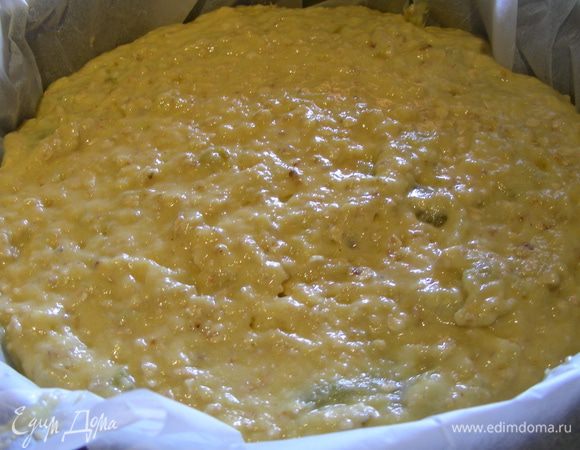 Форму для выпечки смазываем маслом и присыпаем манкой или используем бумагу для выпечки. Выливаем наше тесто в форму. Ставим в духовку 180 гр минут на 40-50. 
