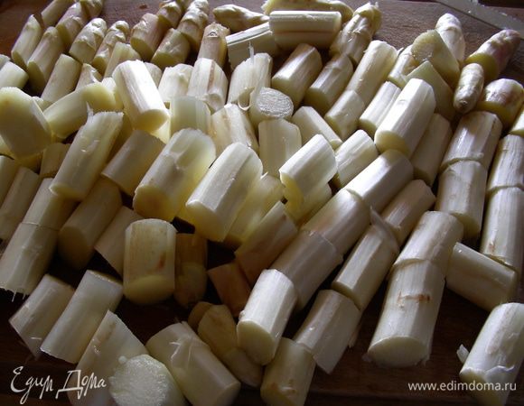 Спаржу моем, чистим. Режем на средние кусочки. 