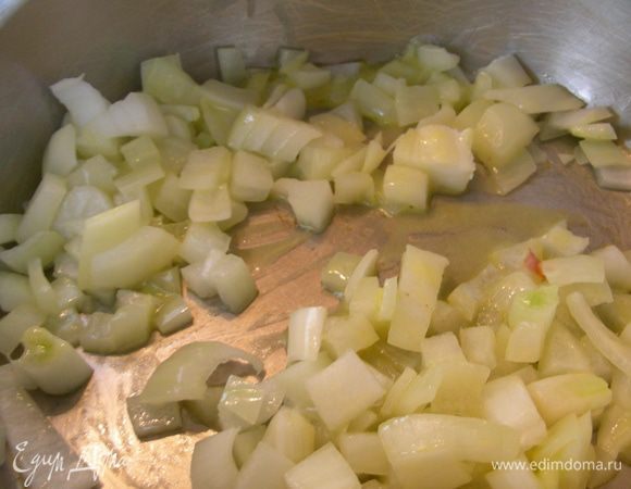 На сливочном масле обжариваем нашинкованный лук минуты 2-3. 