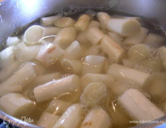 Добавляем спаржу, готовим пару минут. Затем вливаем бульон и варим на среднем огне минут 20 до мягкости спаржи. Превращаем супв пюре. Затем добавляем сливки и прогреваем его, не доводя до кипения.