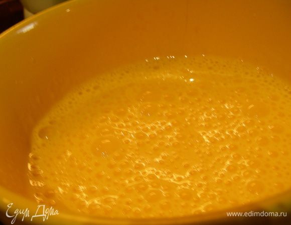 Для апельсиновой пенки выжимаем сок из апельсина, соединяем его с желтками и все взбиваем погружным блендером секунд 30.