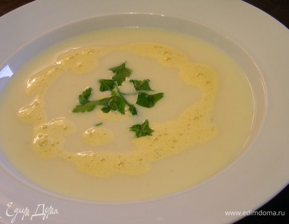 Подаем следующим образом. Сначала на дно тарелки вливаем немного апельсиновой пенки, затем наливаем наш суп и, наконец, сверху еще немного пенки. Можно сделать какие-нибудь волны или разводы. Украшаем рубленной петрушкой и подаем. Приятного аппетита))