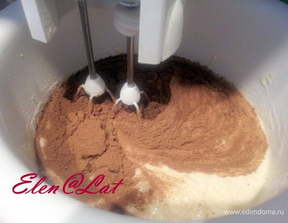 Печем бисквит. Хочу признаться бисквит я пекла не по классическому рецепту, т.к. мне безумно нравится бисквит по рецепту Заремы(Сюрреалистичная) http://www.edimdoma.ru/retsepty/38569-biskvit-na-kipyatke-belyy, Он получается всегда и очень вкусный и пышный. Но мы в него добавим какао, т.к. бисквит у Вацлавского торта шоколадный.