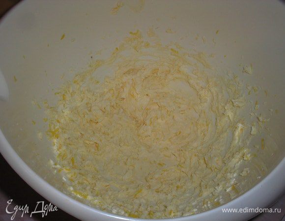 Готовим тесто. Для этого мягкое масло, цедру лимона, сахар, ванильный сахар взбиваем до посветления.