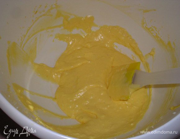 По одному ввести желтки в масляную смесь, взбить.