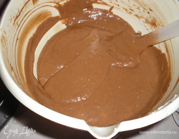 Добавить муку и разрыхлитель, аккуратно перемешать движениями снизу-вверх.