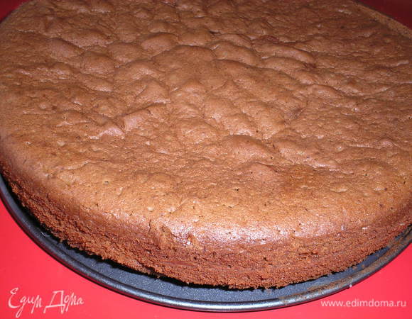 Вылить тесто в форму, застеленную пергаментом. выпекать в ранее разогретой духовке при темп.180 гр. 45-50 минут. Корж остудить и разрезать на 3 одинаковый части.