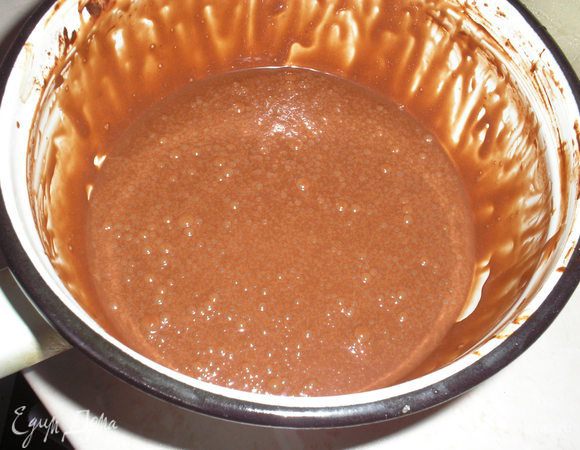 Готовим шоколадные сливки: шоколад растопить на водяной бане, добавить в сливки и перемешать до полного растворения.