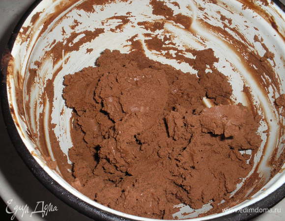 Поставить на 30-40 минут в холодильник, слегка взбить. (У меня были очень жирные сливки, и шоколадный крем получился точно такой по консистенции, как конфеты трюфеля, можно было смело формировать из него конфеты.)