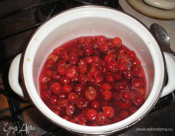 Готовим вишневую начинку: вишню, ванильный сахар и воду положить в кастрюлю довести до кипения, вишню достать. 