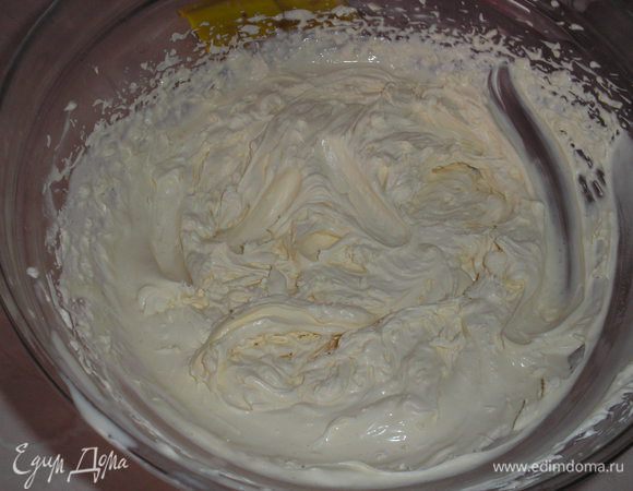 Готовим вишневый крем. Сливки взбиваем с пудрой до мягких пиков. Вишневую настойки подогреваем до температуры 50 гр. и растворяем в ней желатин, при необходимости добавляем немного кипятка. Выливаем желатин в сливки и перемешиваем. Готовим сироп для пропитки - смешиваем вишневый сок и вишневую настойку.