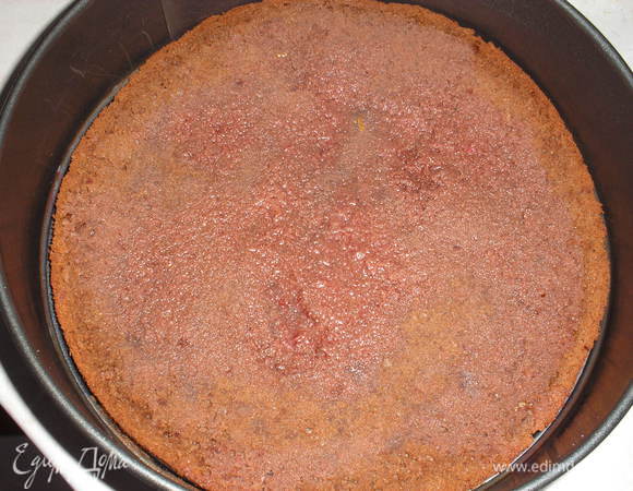 Начинаем сборку торта. На дро разъемной формы выкладываем шоколадный корж, пропитываем сиропом.