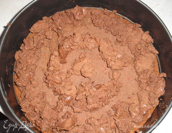 С помощью кондитерского мешка выкладываем по кругу шоколадный крем, отступаем от края 1,5 см и выкладываем еще два круга. (Так как у меня был очень густой крем, мешком мне было неудобно пользоваться, я выкладывала просто ложечкой).