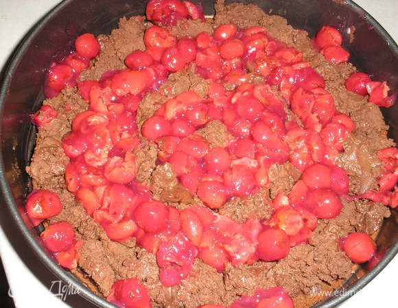 Промежутки между кремовыми слоями заполняем вишневой начинкой