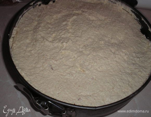 Накрываем вторым коржом. пропитываем его сиропом. Выкладываем вышневый крем со сливками.