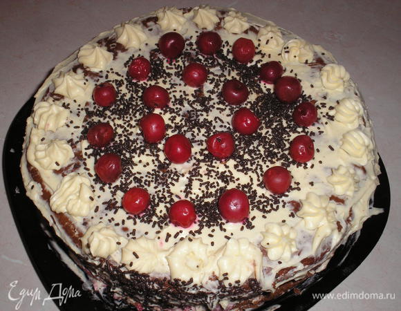 Накрываем третьим коржом, пропитываем сиропом его и отправляем торт в холодильник на несколько часов для застывания. Когда торт полностью застынет, вынимаем его из формы и украшаем взбитыми сливками, шоколадом, вишней (факультативно).